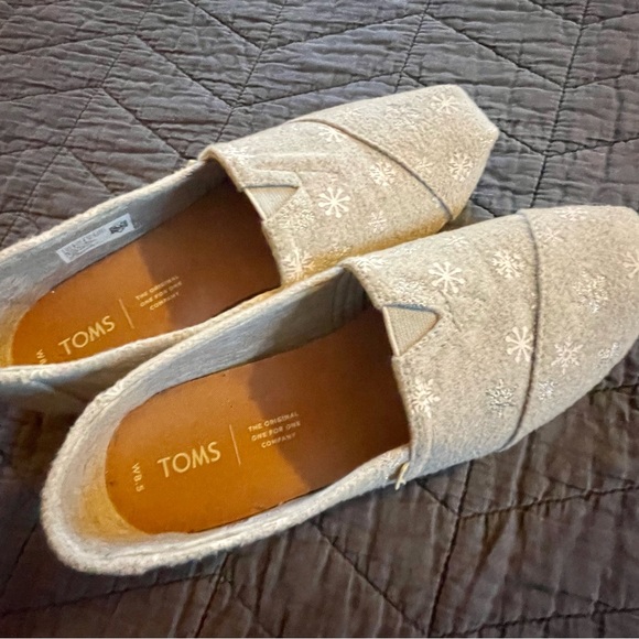 Women Snowflake TOMs size 8.5 - Picture 2 of 4